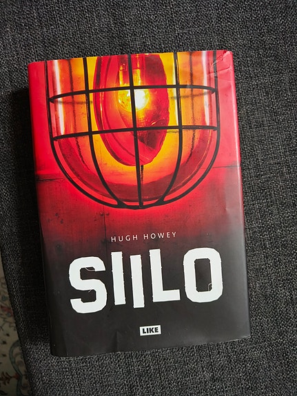 Hugh Howey, Siilo - kovakantinen kirja