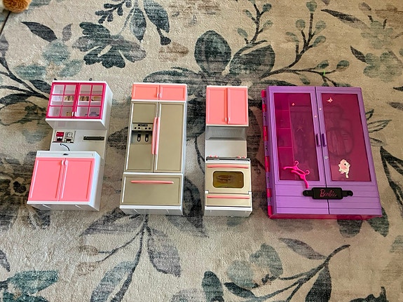 Keittiö setti ja barbie vaatekaappi