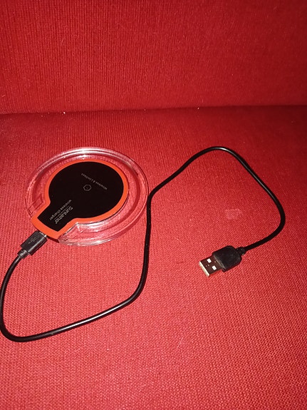 Langaton Qi-laturi USB-kaapelilla