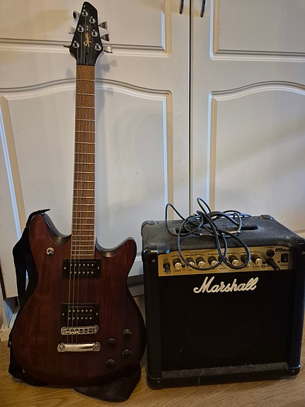 Squier M-80 sähkökitara ja Marshall MG 15 vahvistin