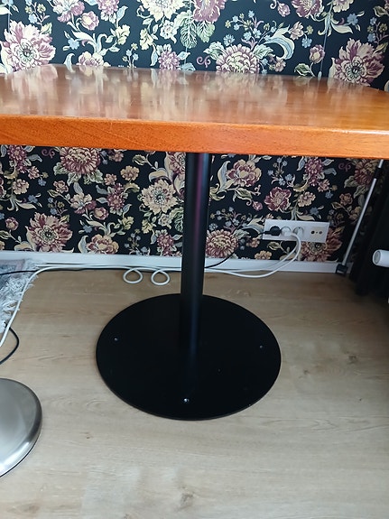 Täyspuinen pöytä
