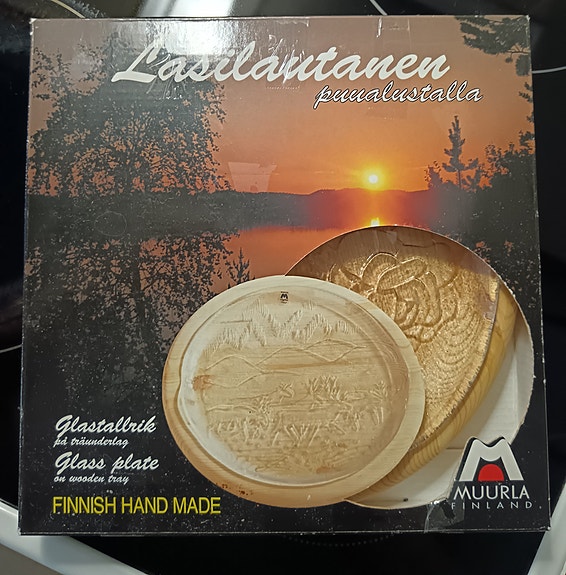 Kotimainen lasi lautanen puualustalla
