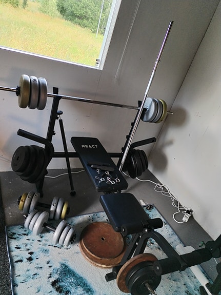 Painonnostopenkki + tangot 2 kpl ja runsaasti painoja sekä käsipainotangot