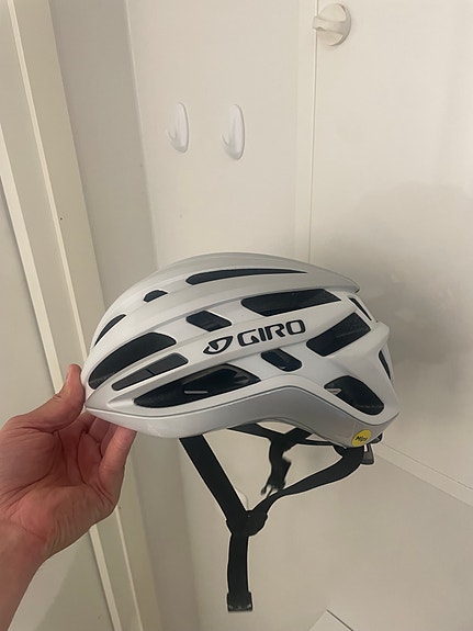 Giro maantiepyöräilykypärä valkoinen