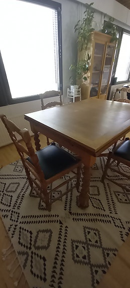 Ruoka pöytä ja 4 tuolia