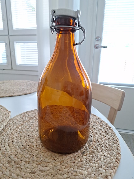 Vanha olutpullo keraamisella korkilla