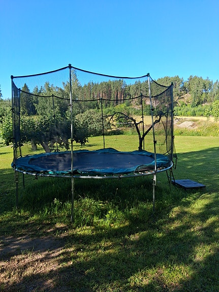 Iso trampoliini varusteineen