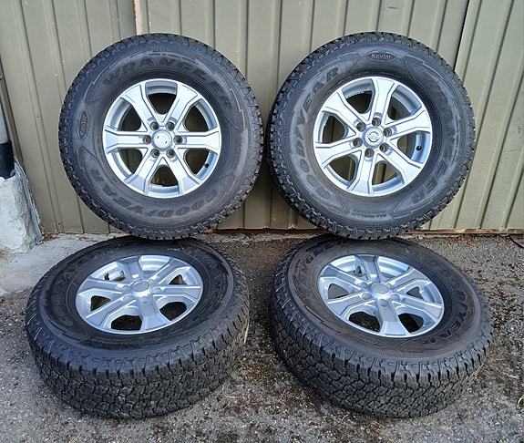 16" Nissan Navara 265/70 R16 hyvät renkaat hienoilla vanteilla