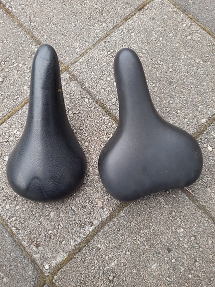 Kaksi pyörän istuinta.