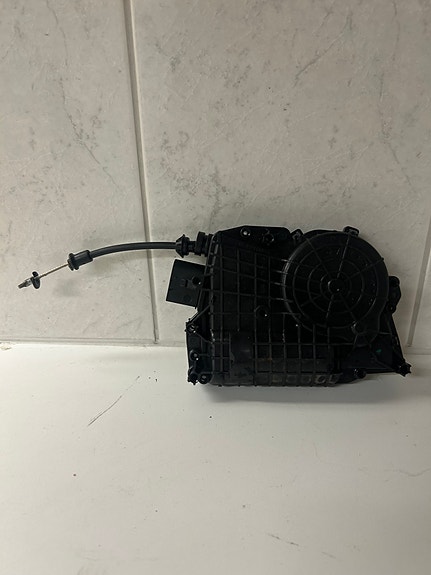Volvo V70 mk3 takaluukun lukkomoottori