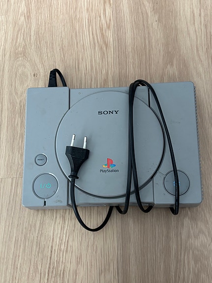 Alkuperäinen Sony PlayStation 1 (PS1) -konsoli + virtajohto