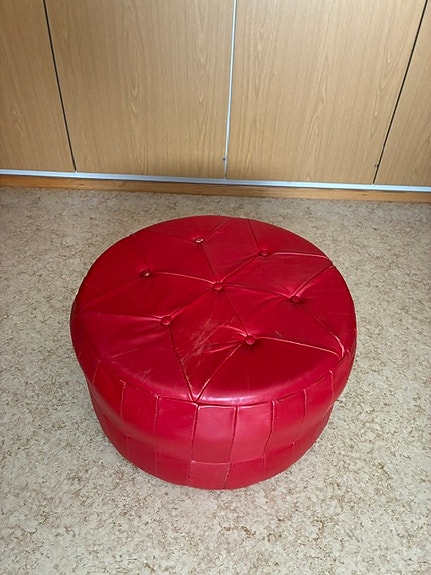 Punainen vintage pyöreä rahi 2 kpl yht. 60€