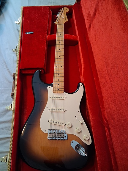Fender Stratocaster sähkokitara sunburst