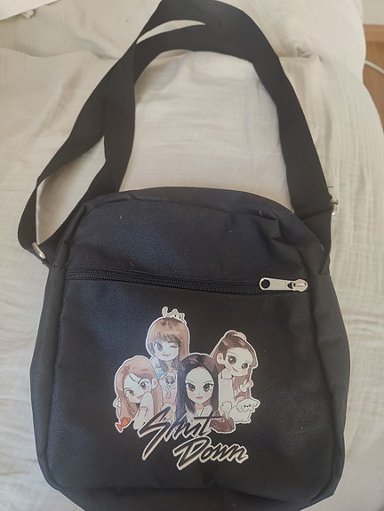 Black pink -laukku 5€