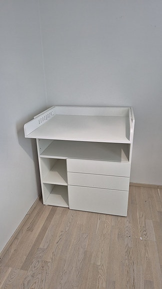 IKEA valkoinen hoitopöytä lipasto hyllyillä