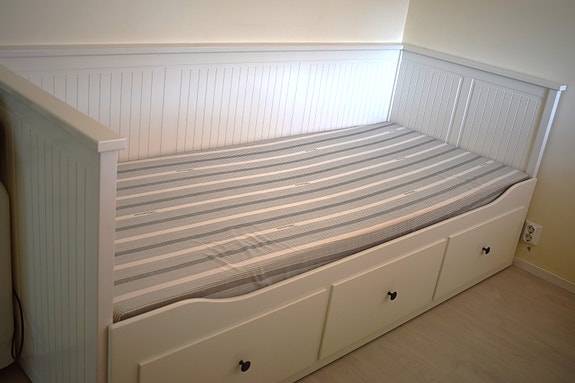 IKEA vuodesohva säilytyslaatikoilla