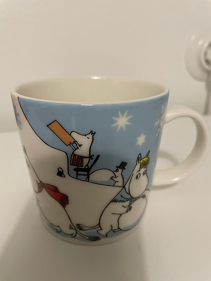 Lumileikkejä muumimuki