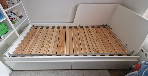 IKEA valkoinen sohvasänky FLEKKE säilytyslaatikolla
