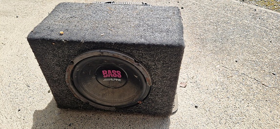 subwoofer ja vahvistin autoon