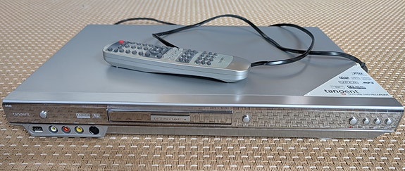 Osin toimiva muinainen Tangent DVR-500 korjattavaksi tai varaosiksi