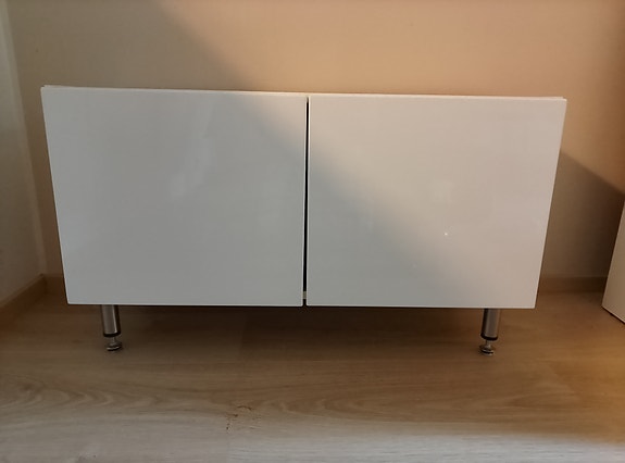 Pieni tv-taso/kaappi