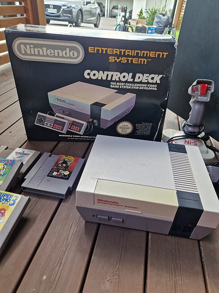 Nintendo NES -pelikonsolipaketti + alkuperäinen laatikko, ohjaimet ja pelejä