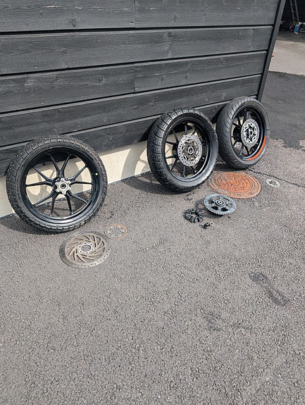 KTM Duke 125 vanteet ja renkaat (Talvi- ja kesäsetit + vetolaite)