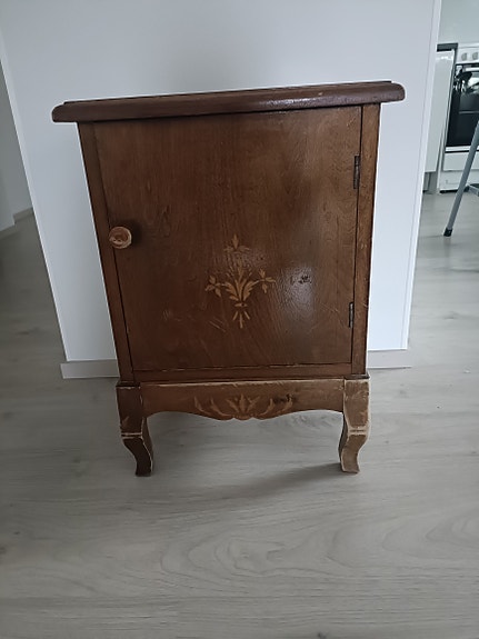 Pieni vanha lipasto