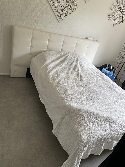 Kuvan sänky ja pääty