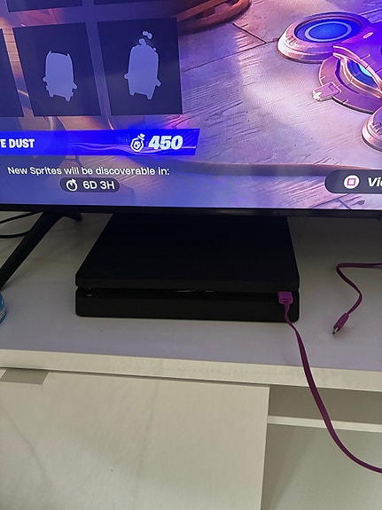 Ps4 konsoli ja tv ja ohjain