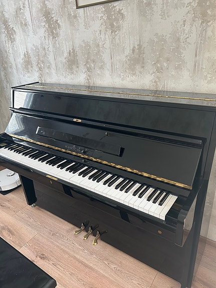 Samick pystypiano musta