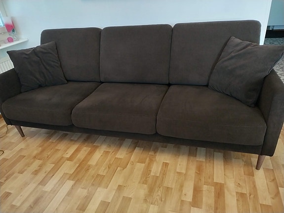Suklaan ruskea sohva