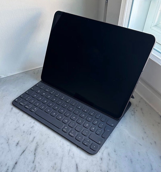 Apple iPad Pro 11” 256 GB cellular ja keyboard