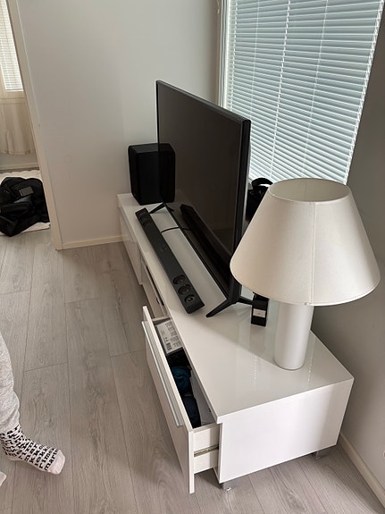 Myydään hyväkuntoinen 180cm leveä TV-taso