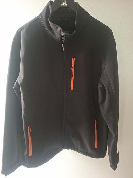 Trekmates musta softshell takki