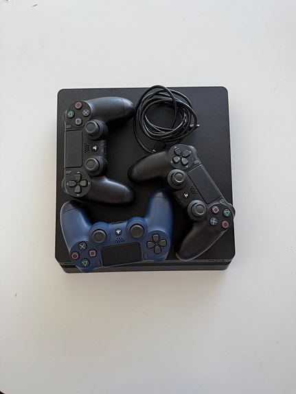 Playstation 4 ja kolme ohjainta