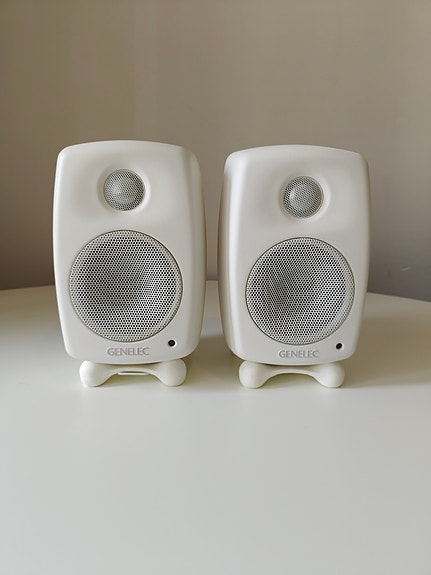 Genelec G One A -aktiivikaiutinpari, valkoinen