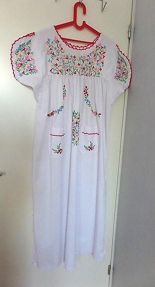 Kirjailtu mekko