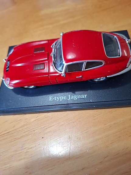 Jaguar E-type pienoismalli punainen