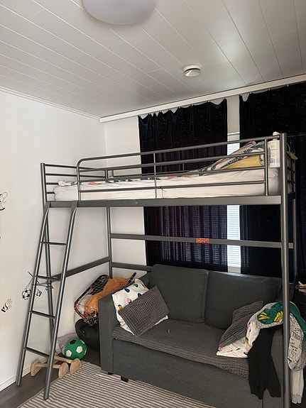 IKEA SVÄRTA metallinen parvisänky