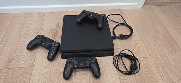Ps4 konsoli kolme ohjainta