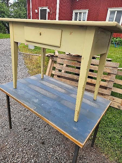 Täyspuinen pöytä laatikolla