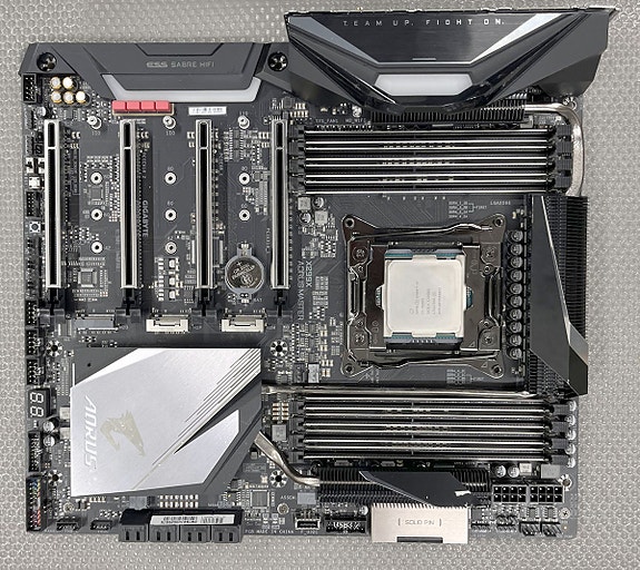 Gigabyte X299X Aorus Master emolevy ja Intel Core i7-7800X prosessori