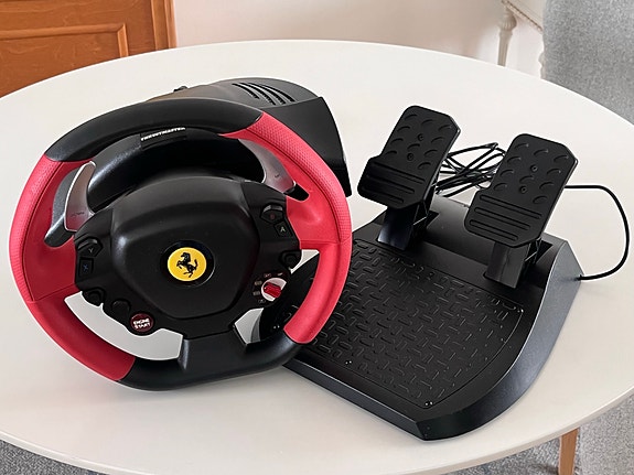 Thrustmaster ratti ja polkimet (Xbox)