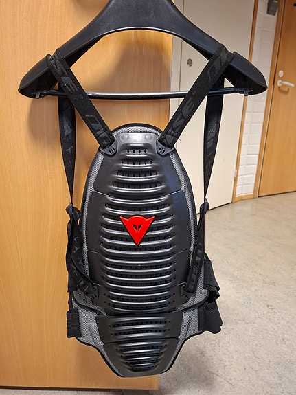 Dainese wave 2 selkäpanssari M-koko