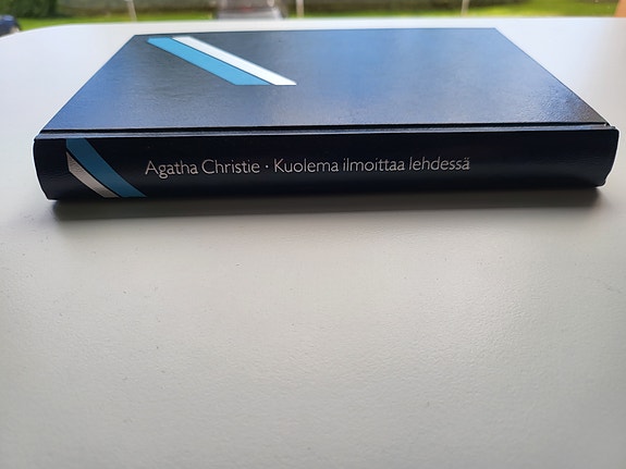 Agatha Christie Kuolema ilmoittaa lehdessä -kirja