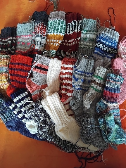 Käsinkudotut villasukat eri väreissä