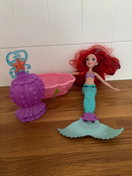 Disney Ariel-nukke ja kylpyamme