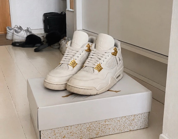 Aidot Air Jordan 4 Retro tennarit koko 40 valkoinen/kulta