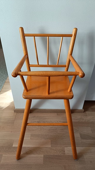 Kotimainen syöttötuoli, puinen